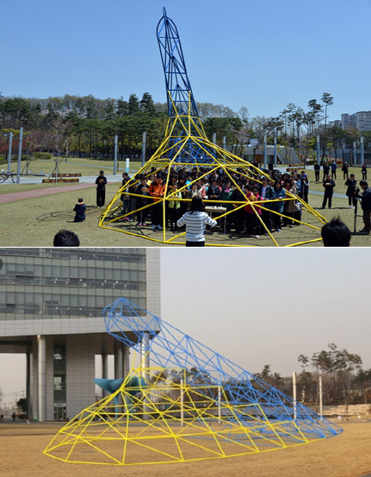 경기 성남시청 광장에 설치됐던 세월호 참사 상징 철골 조형물 '여기 배 한 척'이 설치 6년 만인 4월17일 철거된다. 위쪽은 해당 조형물의 2015년 4월 설치 당시, 아래쪽은 최근 모습.[사진=경기 성남시 제공]